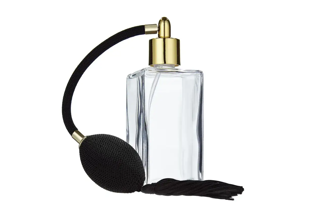 Flakon perfum, elegancki, z pytajnikiem na tle rozmytych zapach&oacute;w