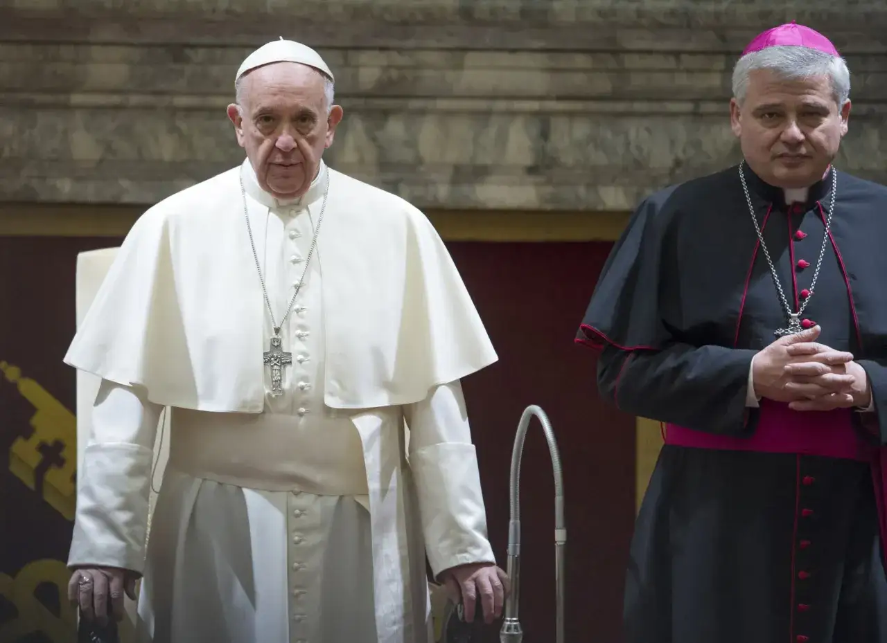 Papież Franciszek i jałmużnik papieski stoją obok siebie.