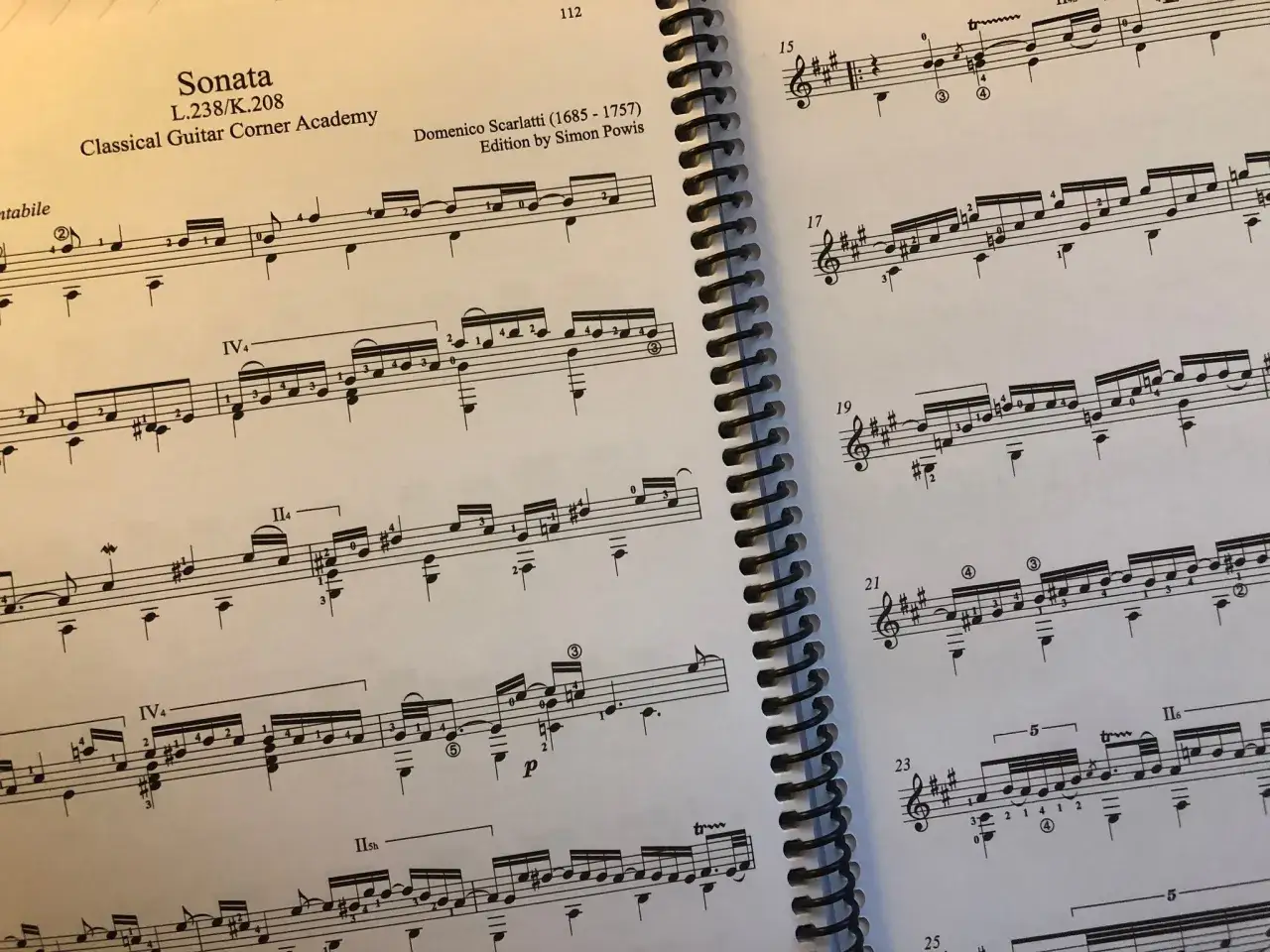 Zapis nutowy Sonaty Scarlattiego, wydanie Simon Powis. Znane utwory na gitarę klasyczną, idealne do ćwiczeń.