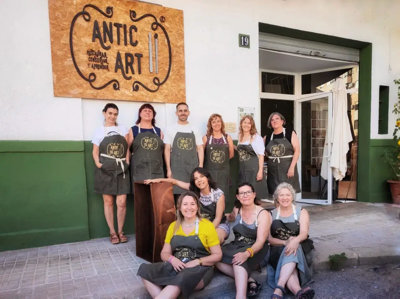 Equipo de Antic Art, dedicado a restaurar muebles antiguos y enseñar el oficio.
