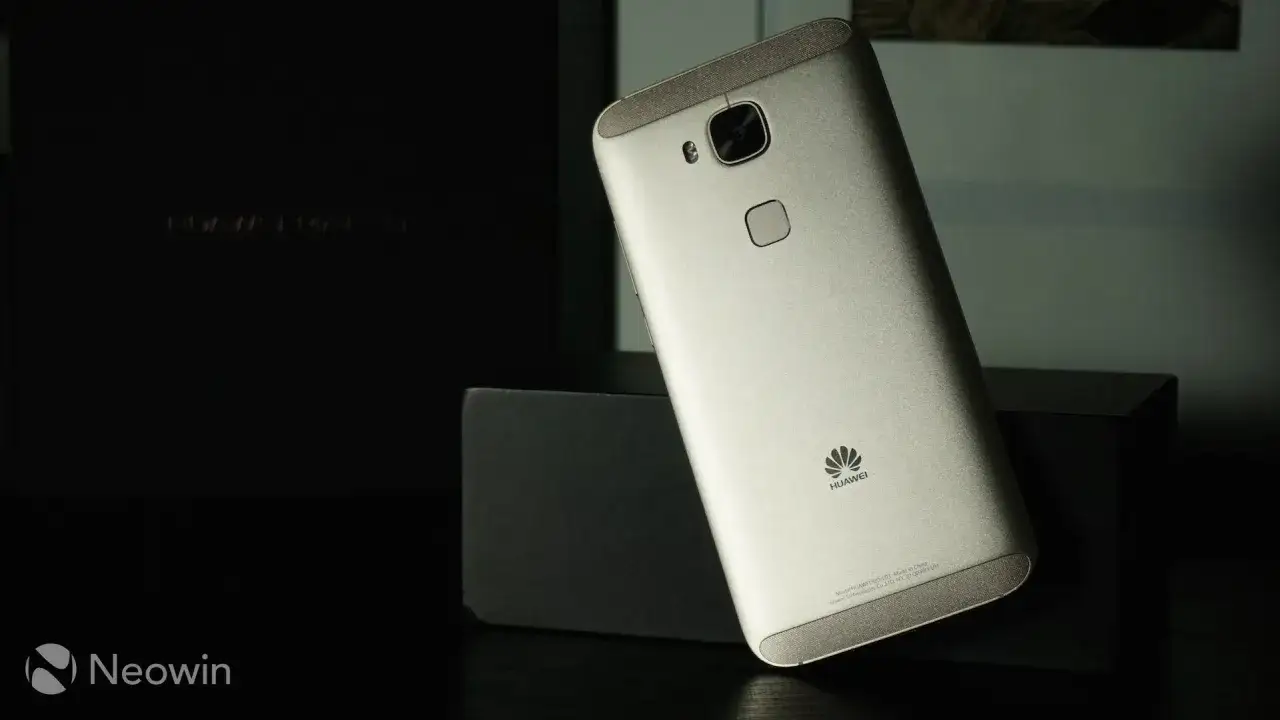El Huawei GX8 plateado, con su distintivo logo y c&aacute;mara trasera, descansa sobre una caja negra, listo para la acci&oacute;n.