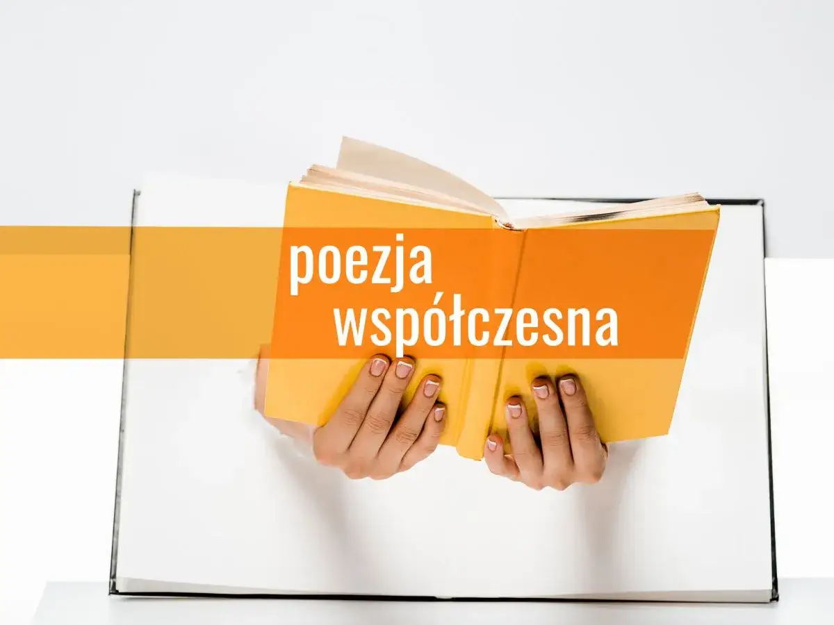 Ręce trzymają otwartą książkę z napisem