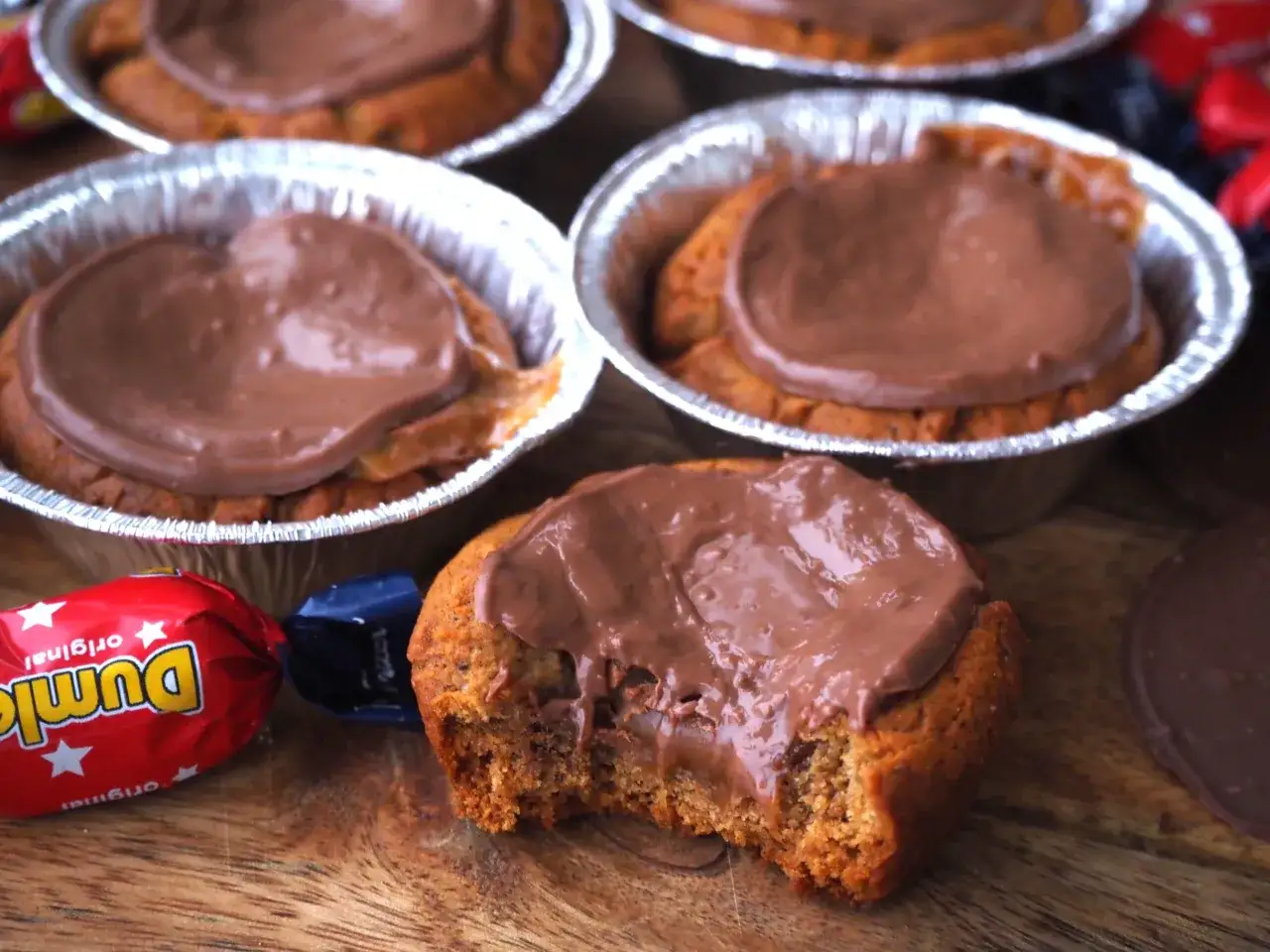 Pepparkaka med en gener&ouml;s klick Dumle-kola och chokladglasyr. En tugga avsl&ouml;jar den h&auml;rliga kombinationen av kryddig pepparkaka och seg kola.
