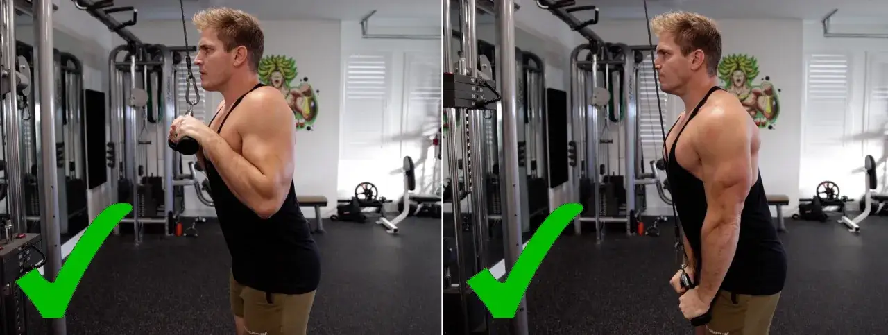 Man utför triceps pushdown med rep i ett gym. Bilden visar en korrekt utförd övning.