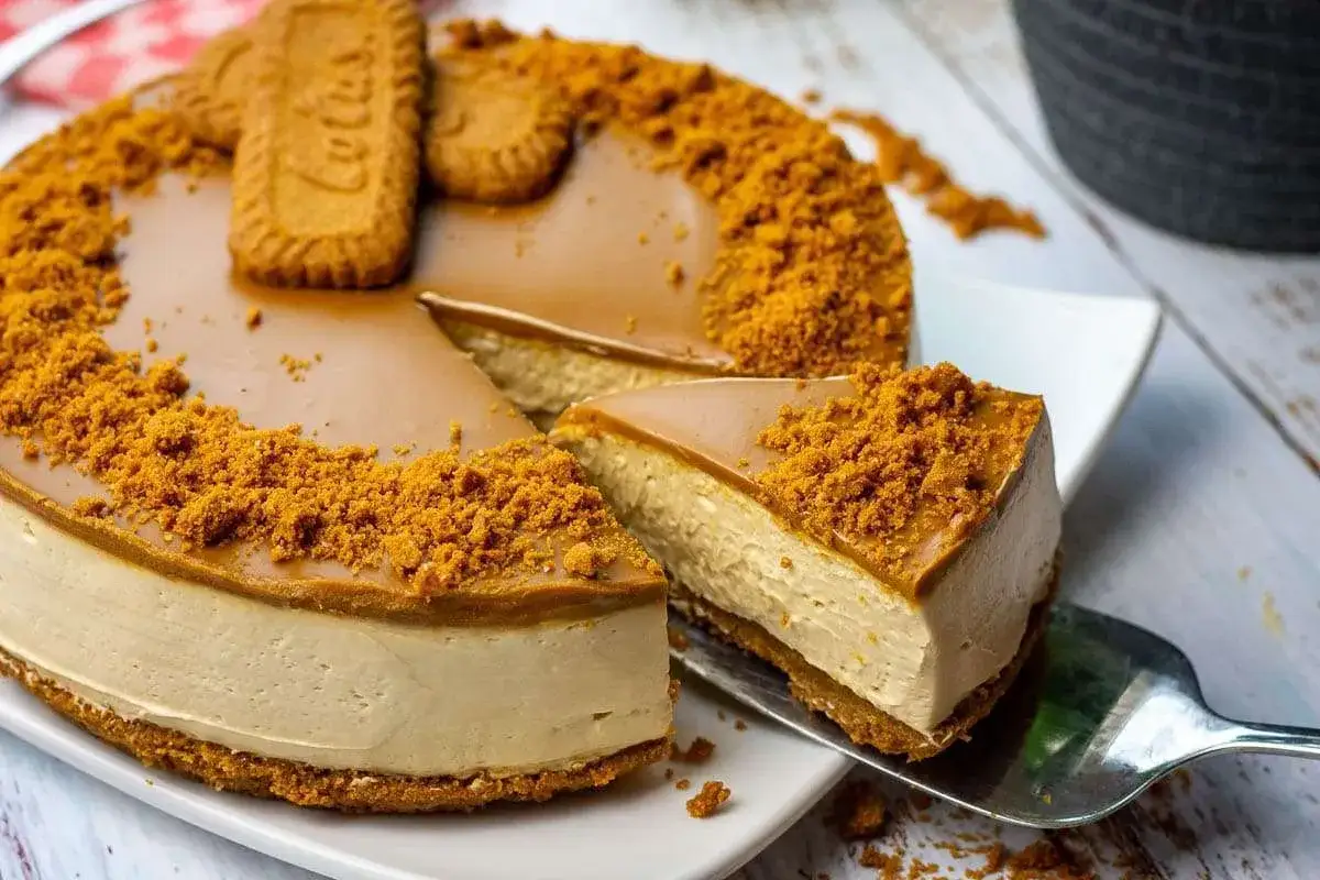 Ein köstlicher Lotus Cheesecake ohne Backen, dekoriert mit zerbröselten Keksen und ganzen Lotus Keksen.