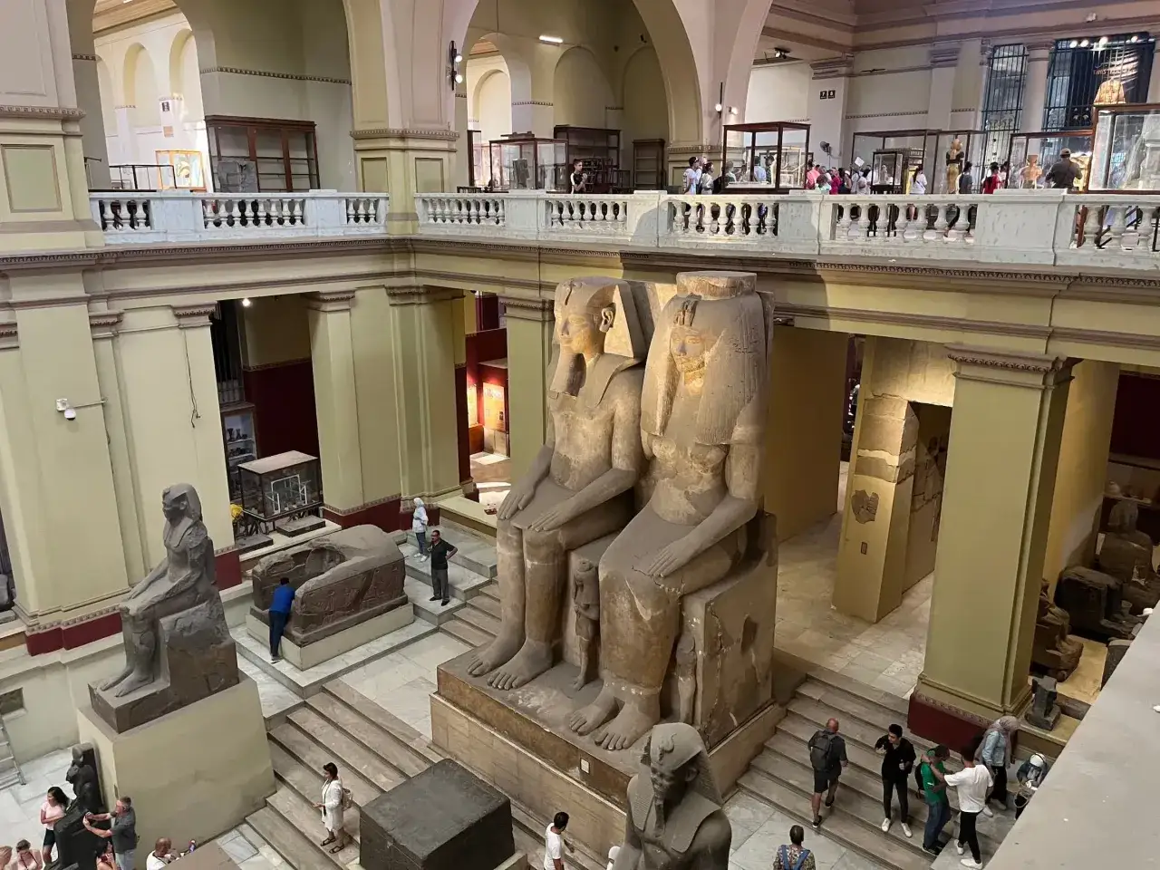 Wielkie posągi faraonów w nowym muzeum w Egipcie. Zwiedzający podziwiają starożytne artefakty.