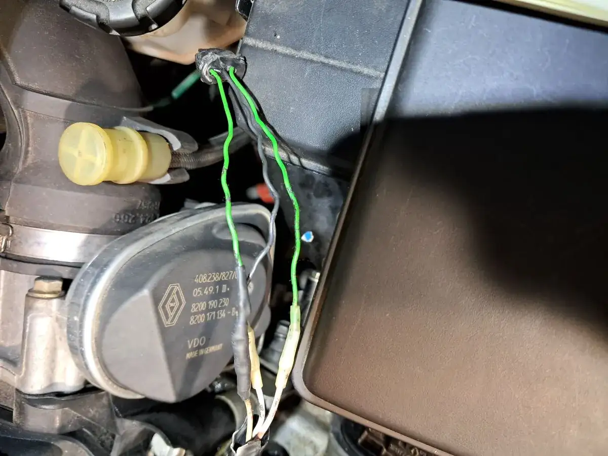 Przewody przy czujniku wałka rozrządu w Renault, być może związane z błędem dtc p0340.