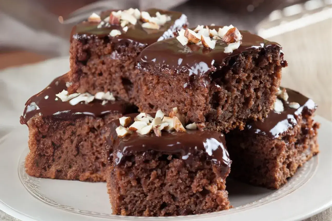 Pyszne łatwe ciasta przepisy: czekoladowe brownie z polewą i orzechami, idealne na deser.