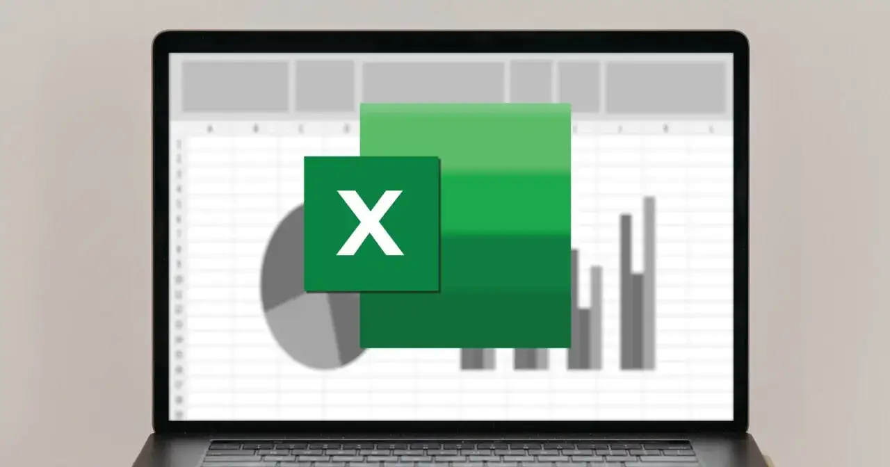Ekran laptopa z widokiem arkusza Excel, ikoną programu i wykresami. Dowiedz się, jak wyłączyć ochronę arkusza Excel.