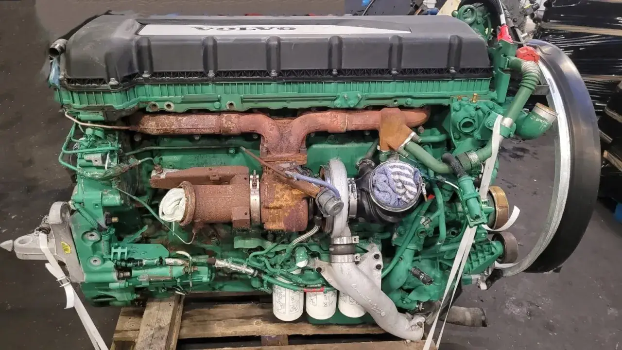 Silnik Volvo FH12, zielony, z turbosprężarką i licznymi przewodami, gotowy do montażu.