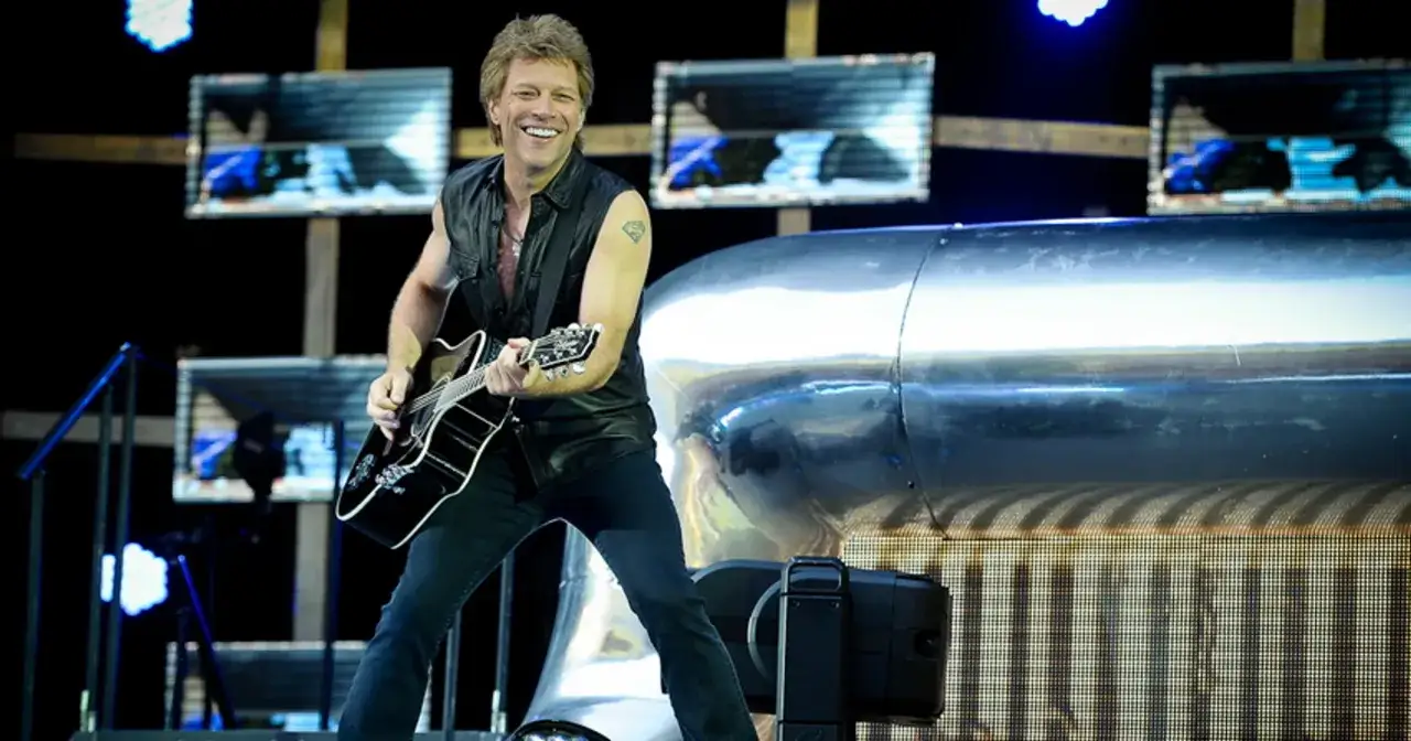 Jon Bon Jovi gra na gitarze podczas koncertu. Fani z pewnością czekają na bon jovi koncerty 2026!
