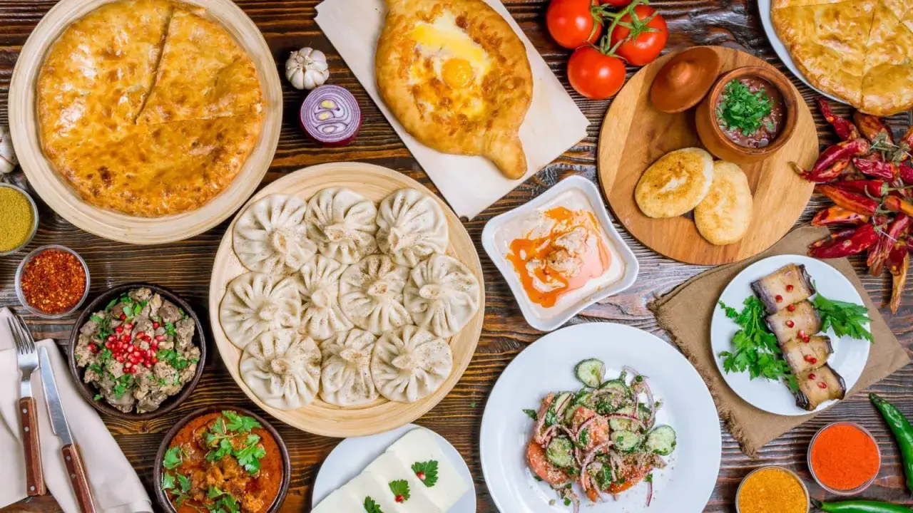 Bogactwo gruzińskiego jedzenia: chaczapuri, chinkali, bakłażany, sałatka i aromatyczne potrawki. Prawdziwa uczta!