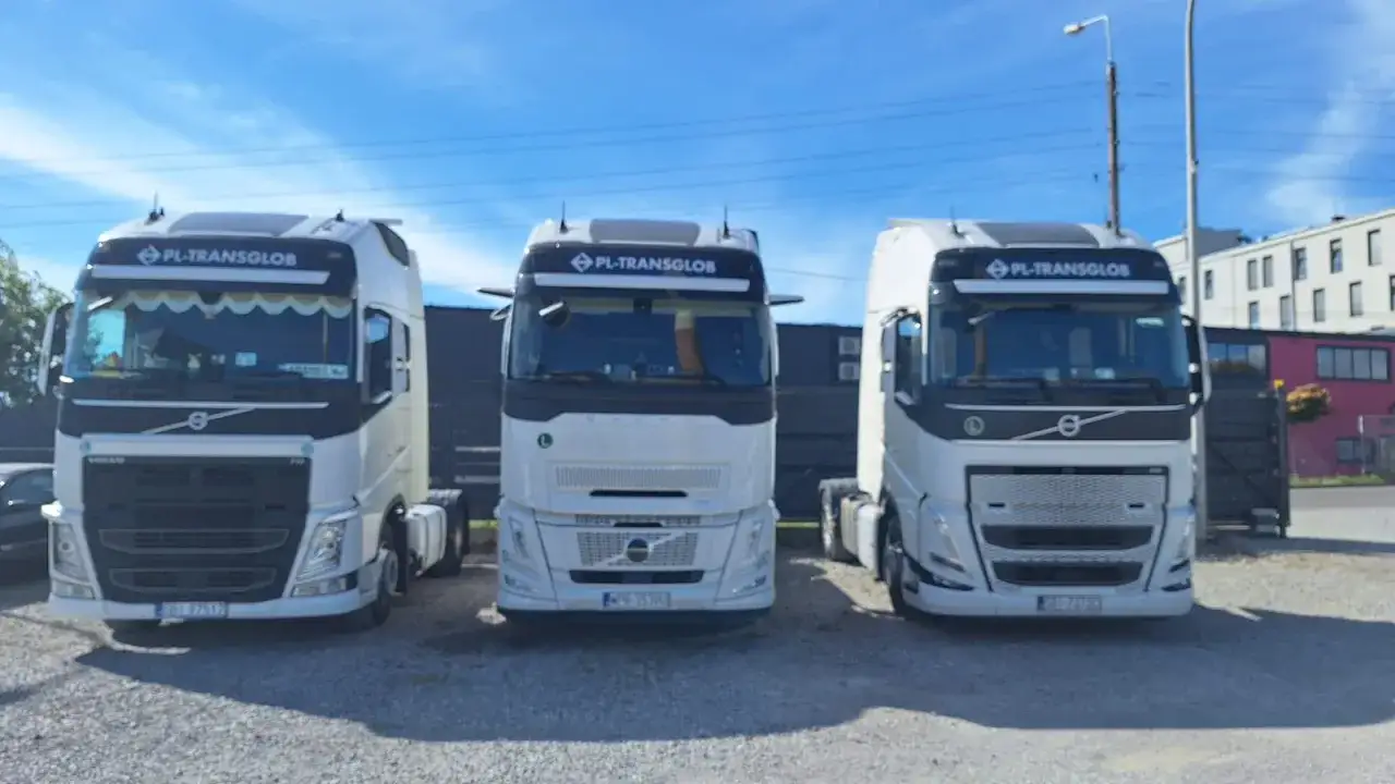 Trzy białe Volvo gotowe do transportu chłodniczego. Flota firmy PL-TRANSGLOB czeka na trasę.