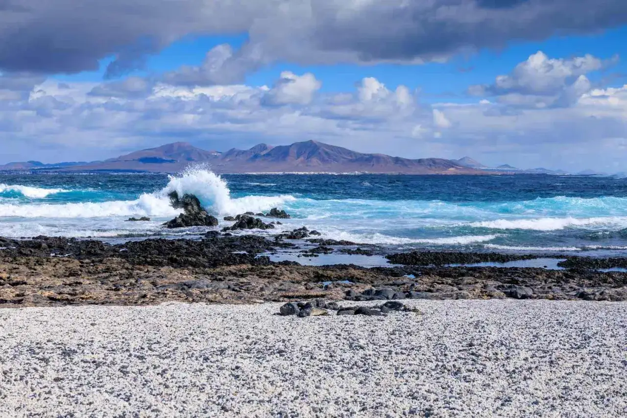 Popcorn Beach Fuerteventura: jak dojechać? Spokojne morze, skaliste wybrzeże i biały, drobny piasek.