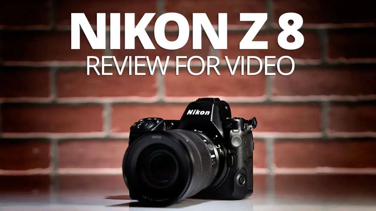 Nikon Z8 - recenzja wideo. Profesjonalny aparat z obiektywem na tle ceglanej ściany.