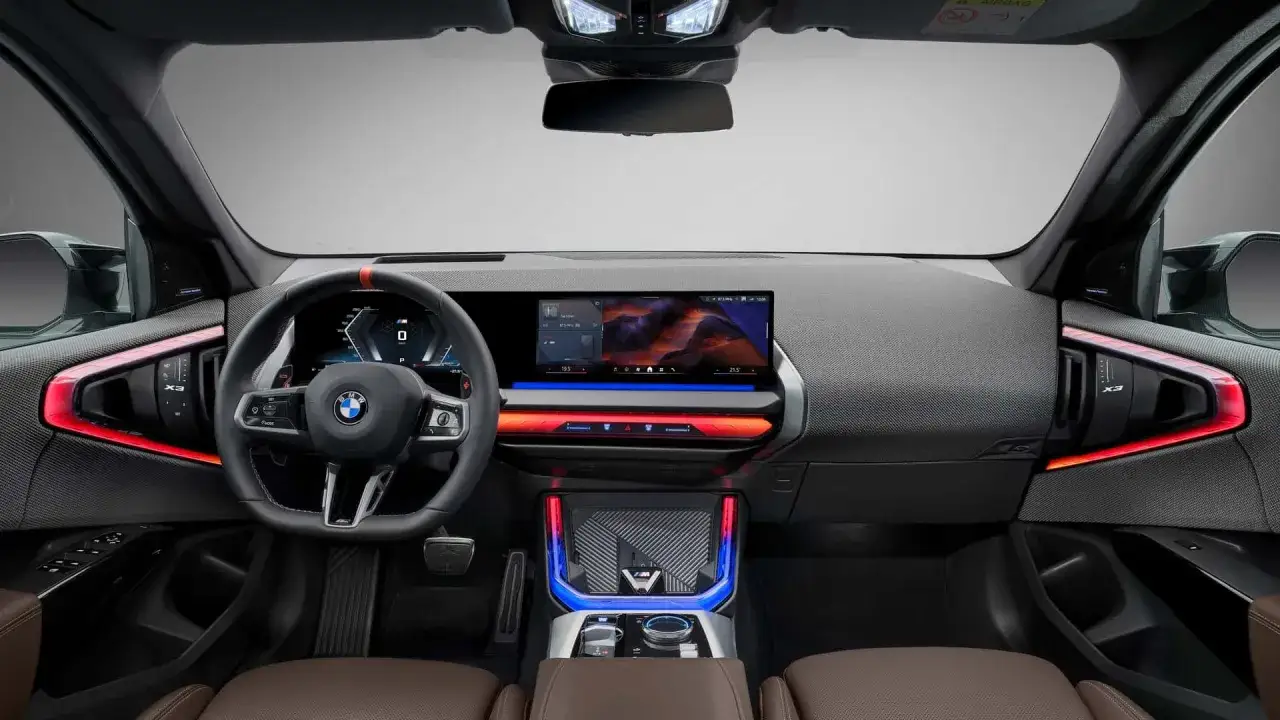 Wnętrze BMW X3 z nowoczesnym ekranem i ambientowym oświetleniem. Poznaj szczegółowe bmw x3 dane techniczne.
