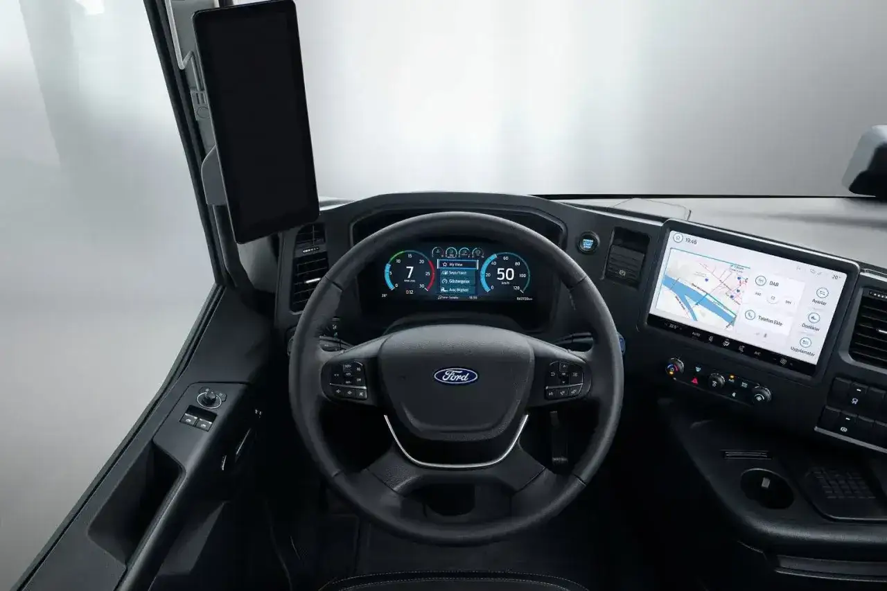 Wnętrze Ford F-Max z nowoczesnym cyfrowym kokpitem, ekranem nawigacji i kierownicą.