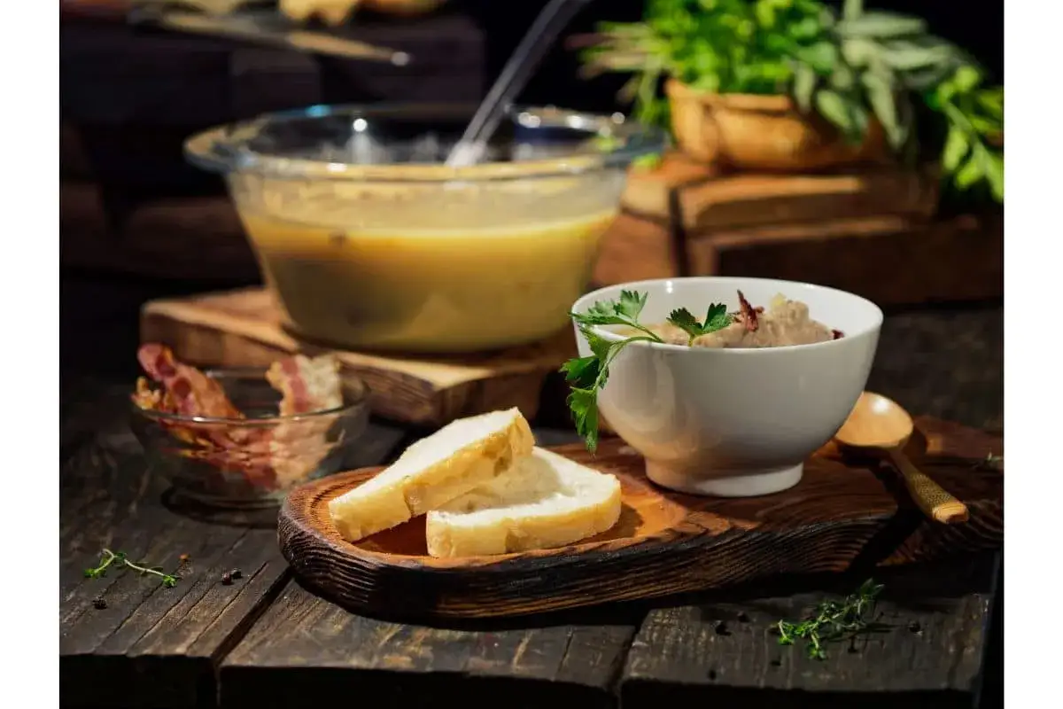 Un réconfortant bol de soupe de pois cassés, servi avec du pain croustillant et du lard fumé.