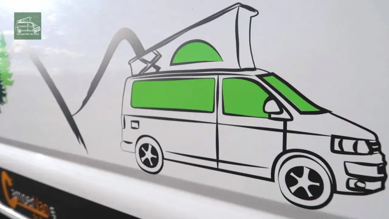 Diseño minimalista de furgoneta camper con techo elevable y ventanas verdes. ¡Ideas para rotular una furgoneta con estilo aventurero!