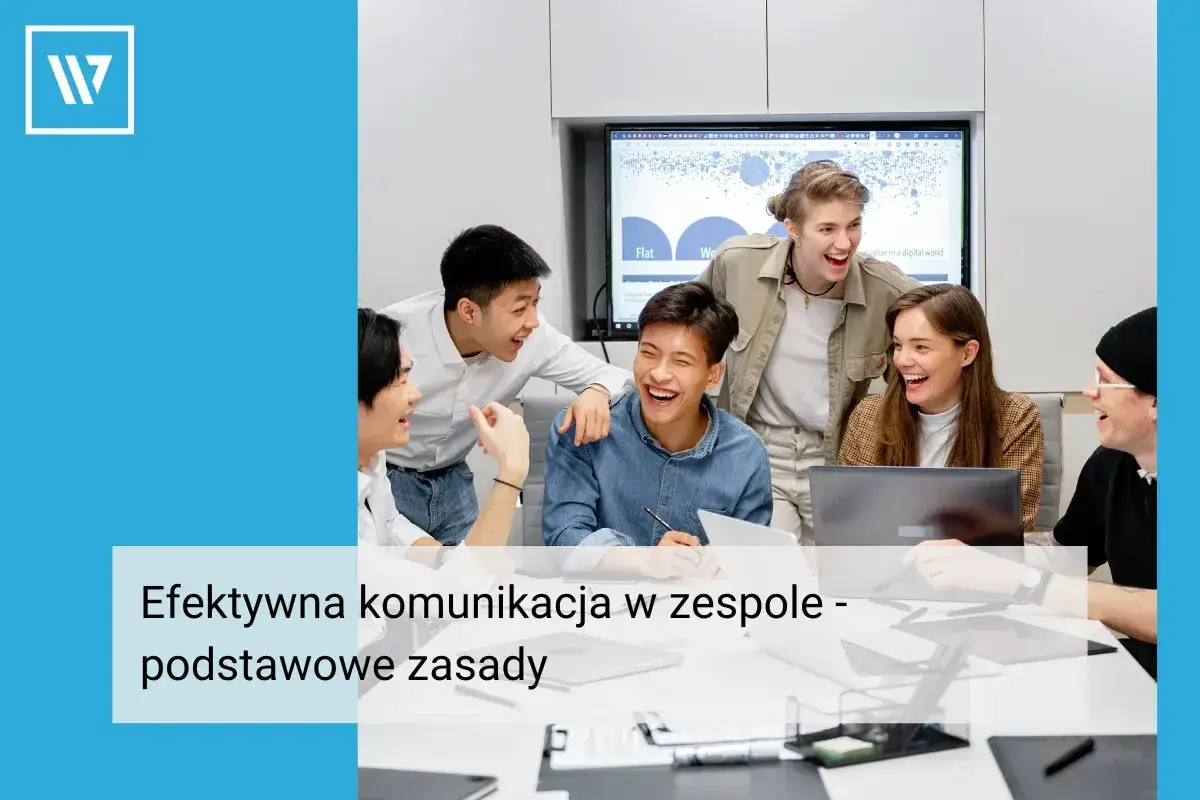 Uśmiechnięty zespół młodych ludzi przy stole, dyskutujący o biznesie. Efektywna komunikacja w biznesie to klucz do sukcesu.