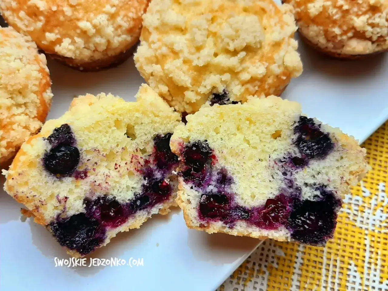 Przepis na wilgotne i puszyste muffinki z jagodami. Kruszonka na wierzchu dodaje im uroku.
