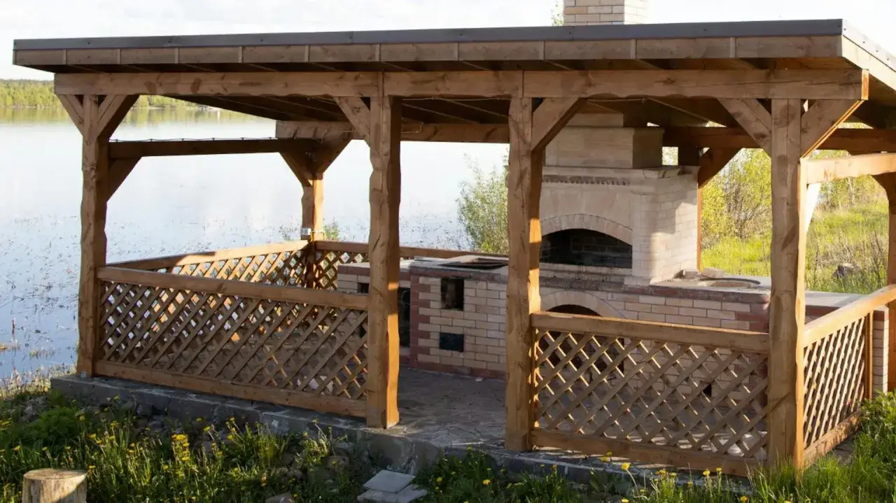 Ein **grillunterstand selber bauen** ist eine tolle Idee! Dieser hier hat einen gemauerten Grill und ist am Seeufer gelegen.