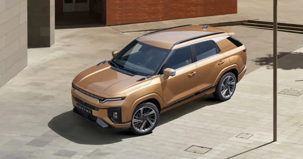 Złoty SUV z nowoczesnym designem, jeden z przykład&oacute;w koreańskich marek aut, zaparkowany na placu.