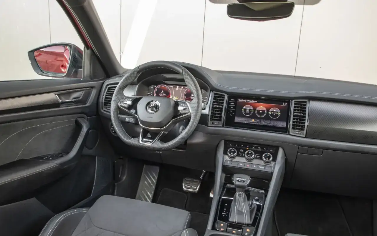 Wnętrze nowej Škody Kodiaq: kierownica, ekran multimedialny z trybami jazdy Offroad Auto, dźwignia zmiany biegów.