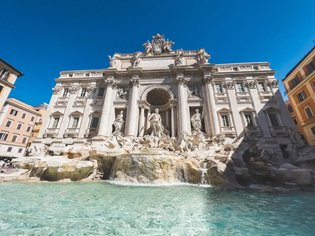 Fontana di Trevi, un imprescindible que ver en Roma en 3 días. El agua turquesa y las esculturas de mármol te dejarán sin aliento.