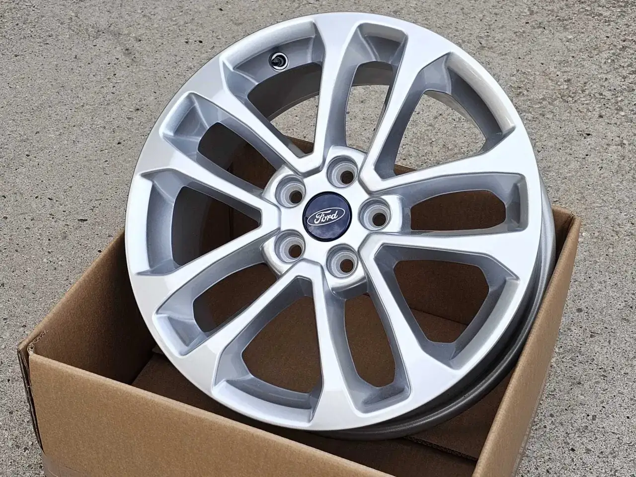 Srebrna felga Ford Mondeo MK4, gotowa do montażu. Idealny rozmiar opon dla Twojego Forda.