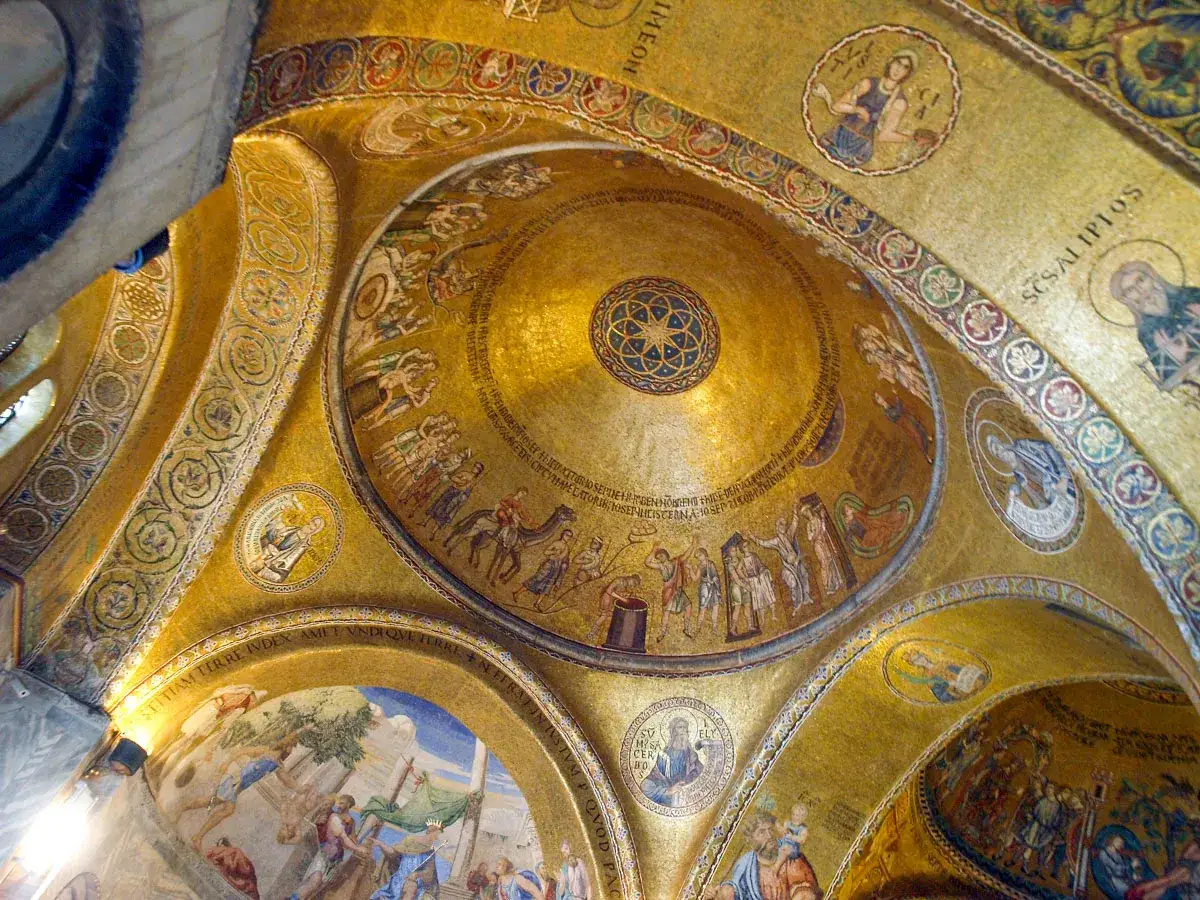 Mosa&iuml;ques dor&eacute;es spectaculaires, sc&egrave;nes bibliques et figures saintes, un aper&ccedil;u de la splendeur &agrave; visiter la basilique Saint-Marc.