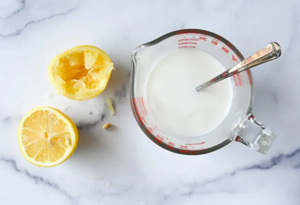 Leche con lim&oacute;n para que sirve: una mezcla para cuajar o para remedios caseros.