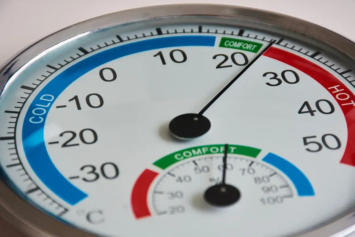 Nahaufnahme eines Thermometers und Hygrometers. Die Anzeige zeigt, dass es Zeit ist, das Hygrometer zu kalibrieren, da die Luftfeuchtigkeit außerhalb des Komfortbereichs liegt.