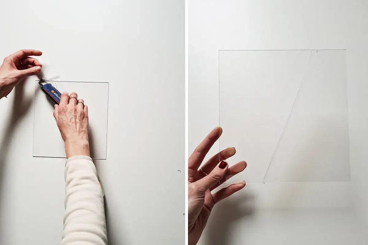 Main gauche, une personne utilise un cutter pour d&eacute;couper une feuille de plastique. Main droite, une autre personne tient une feuille de plastique d&eacute;j&agrave; d&eacute;coup&eacute;e, pr&ecirc;te &agrave; recoller du verre.