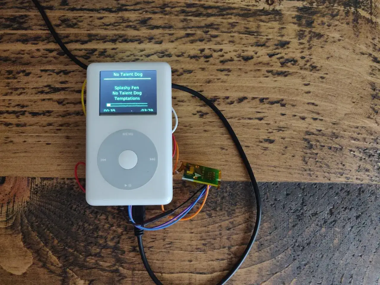 Ein modifizierter iPod Classic zeigt Musik von Spotify. Die Liste enthält