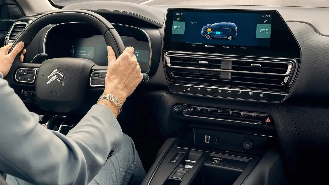 Wnętrze Citroëna C5 Aircross Hybrid z ekranem pokazującym stan baterii i tryb jazdy.