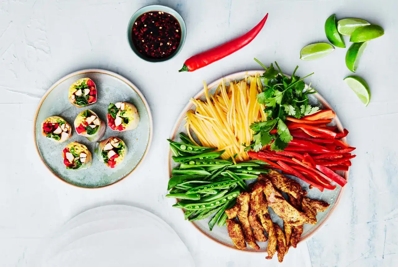 Vietnamesiska v&aring;rrullar med kyckling, mango, gr&ouml;nsaker och en dipps&aring;s.