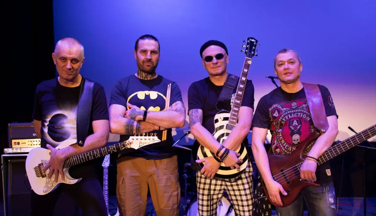 Czterech muzyków z zespołu the bill na scenie, każdy z gitarą.