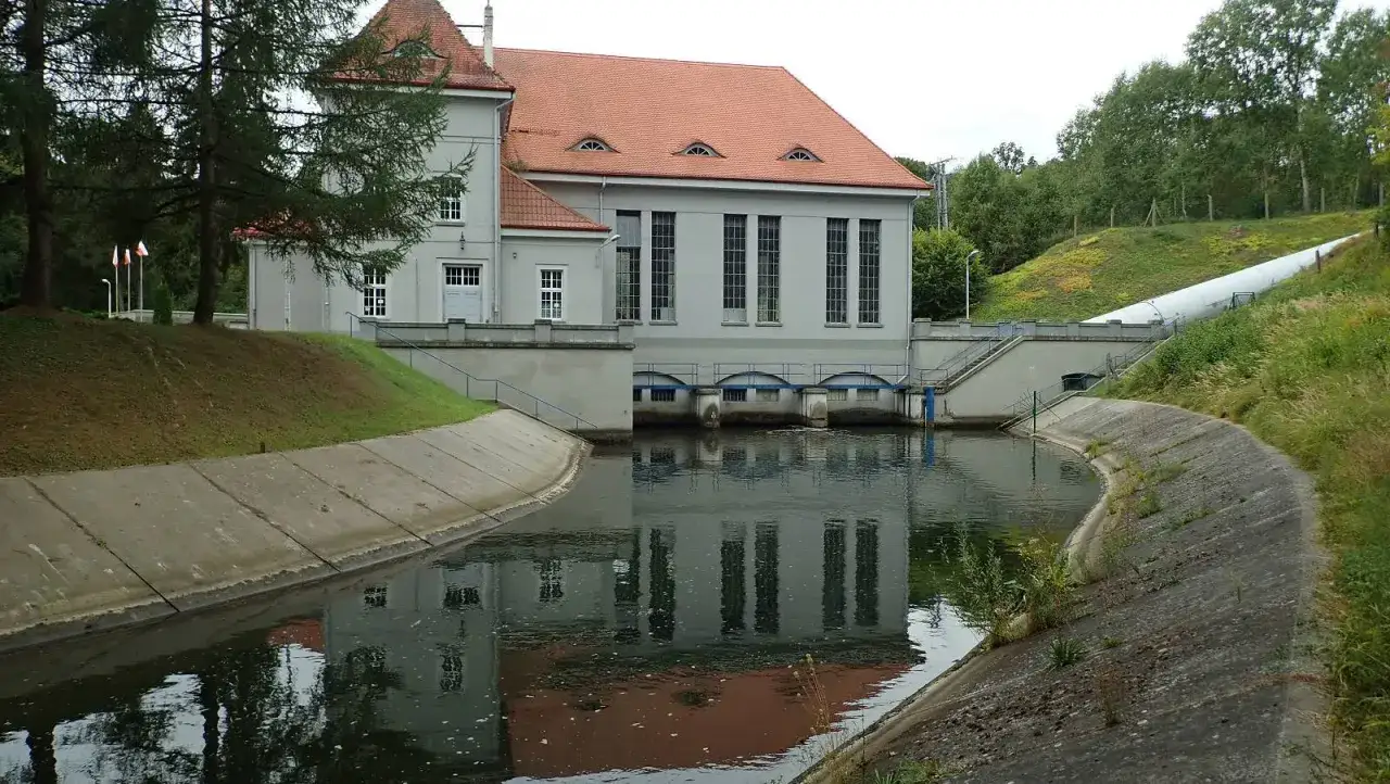 Elektrownia wodna Straszyn z charakterystycznym kanałem i rurą doprowadzającą wodę.
