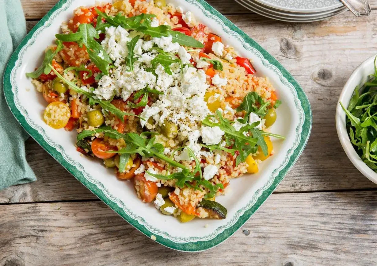 En h&auml;rlig bulgursallad med tomater, oliver, zucchini och fetaost, toppad med ruccola. Ett perfekt bulgur recept f&ouml;r en l&auml;tt lunch.