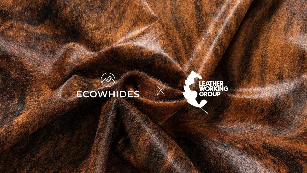 Textura de cuero marr&oacute;n y negro con logos de ECOWHIDES y LEATHER WORKING GROUP.