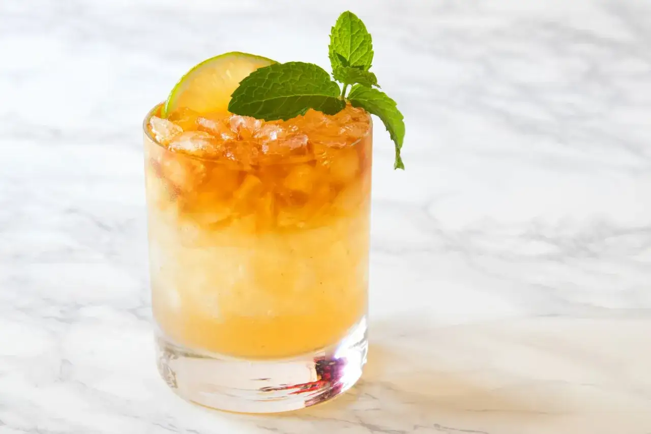 En uppfriskande Mai Tai-drink med krossad is, lime och mynta.