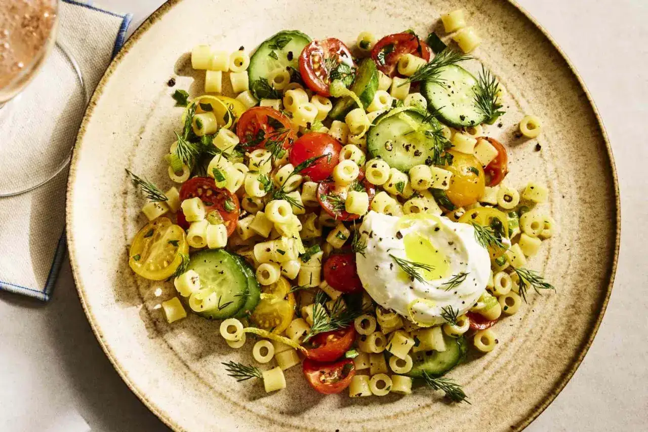 Frischer nudelsalat mit joghurt, Kirschtomaten, Gurken und Dill. Ein leichter Genuss f&uuml;r warme Tage.