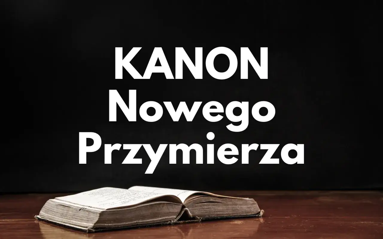 Otwarta księga na drewnianym stole, z napisem