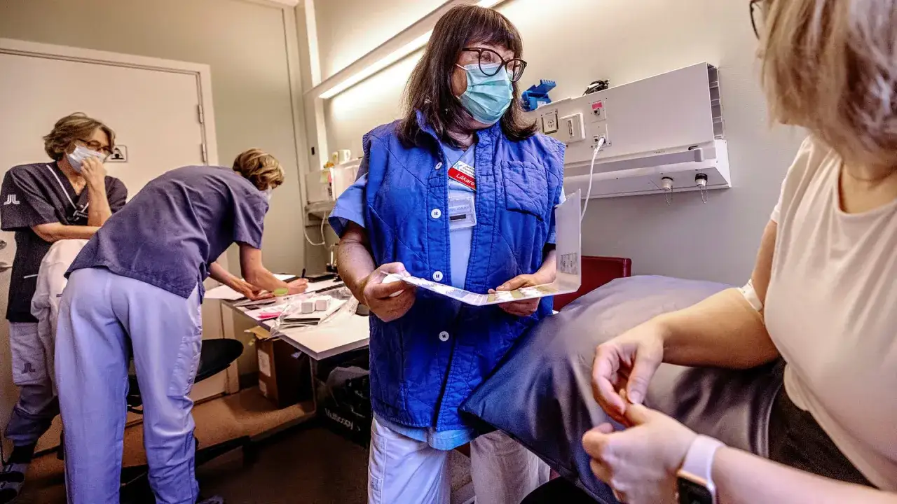 Sjukvårdare diskuterar uppiggande medicin med en patient.