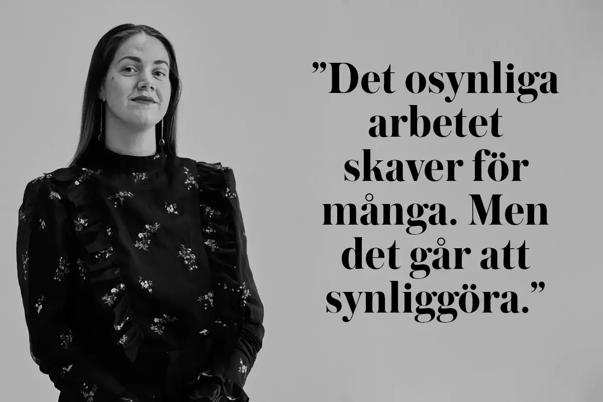 En kvinna med blommig klänning bredvid texten: