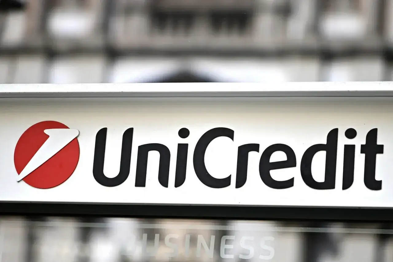 Logo UniCredit, bank zaufania, z czerwonym okręgiem i białym symbolem.
