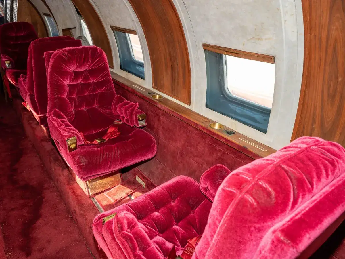 Luxuriöse rote Samtsitze im Elvis Presley Flugzeug. Ein Blick in die Kabine, wo der King of Rock 'n' Roll einst reiste.