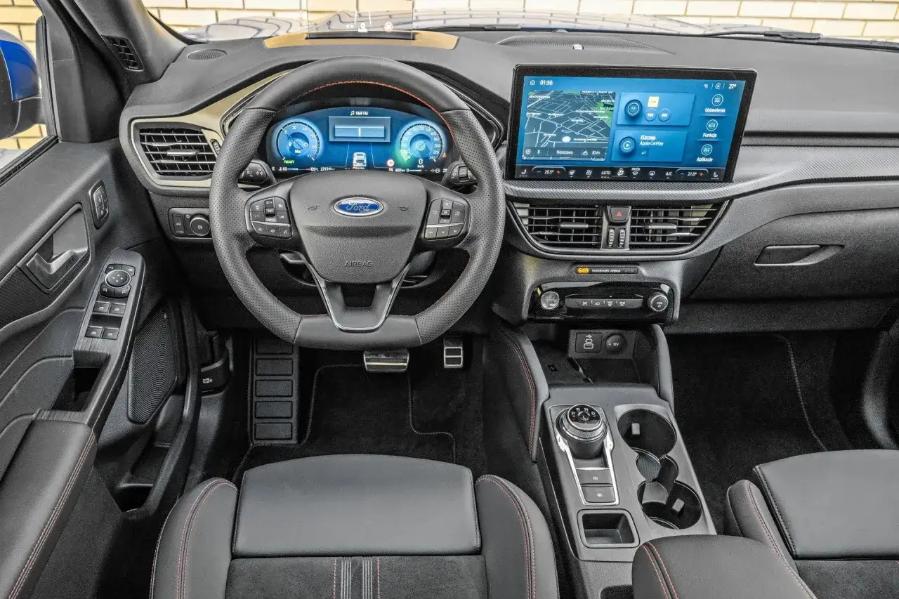 Wnętrze Forda Kugi z nowoczesnym ekranem multimedialnym i cyfrowymi zegarami. Sprawdź aktualną ford kuga cena!