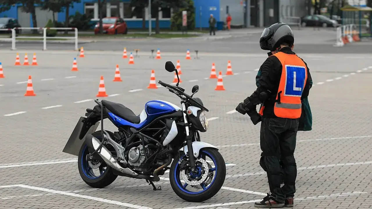 Motocyklista w kamizelce z literą 